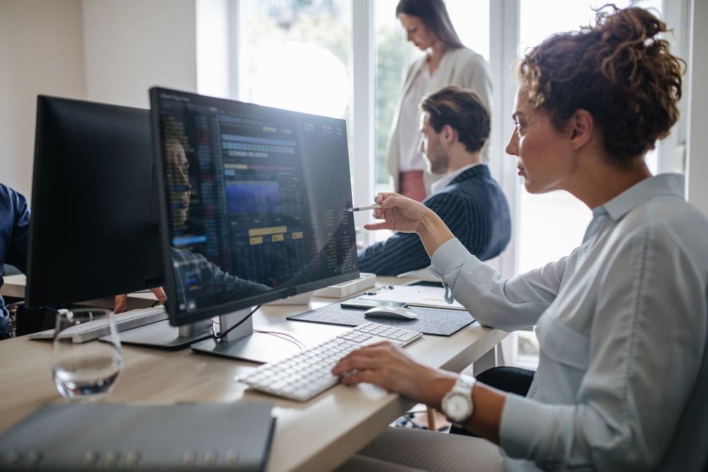 Personne travaillant sur un projet informatique